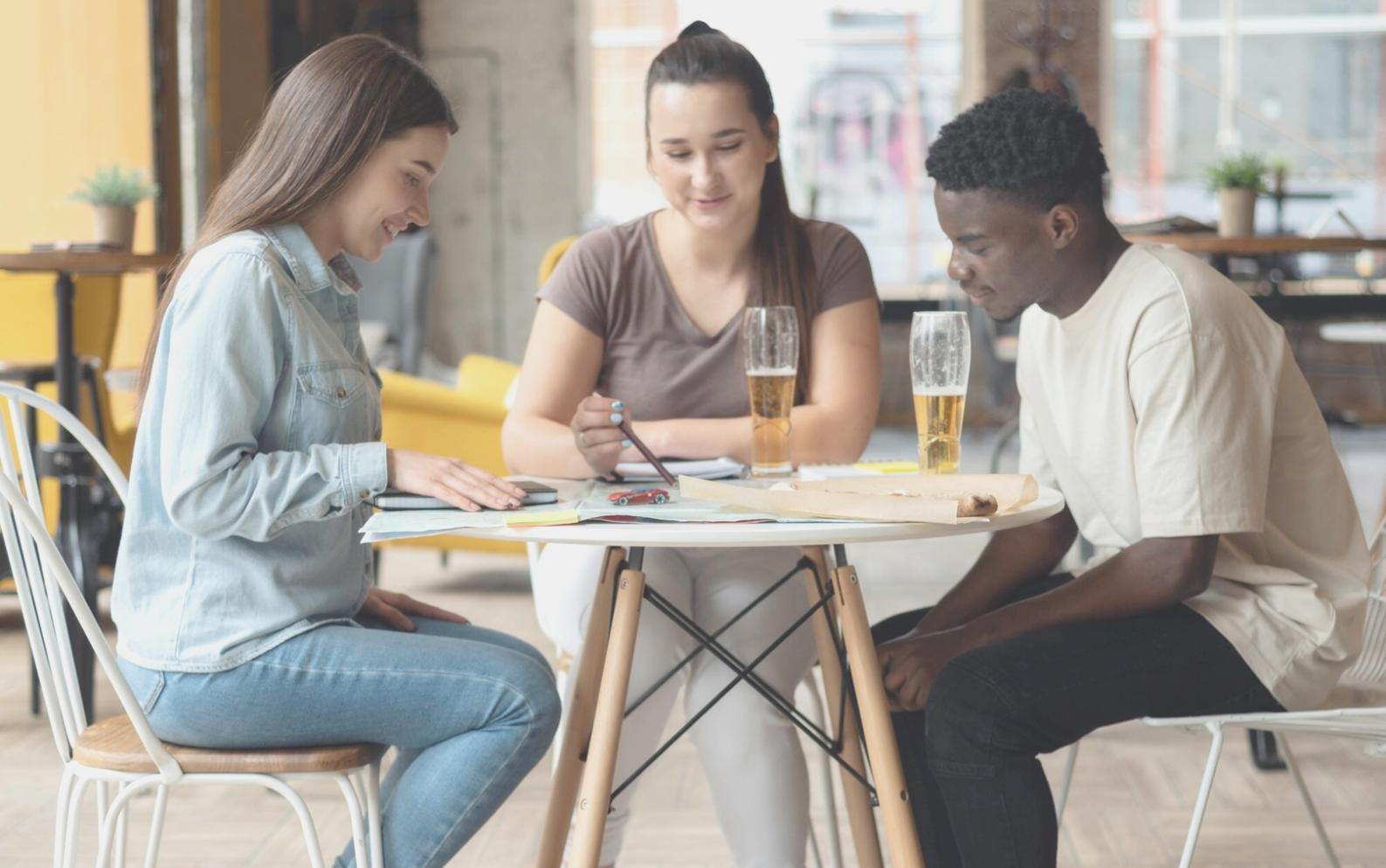 Schulungsteilnehmer während einer interaktiven Betrugserkennungs-Übung